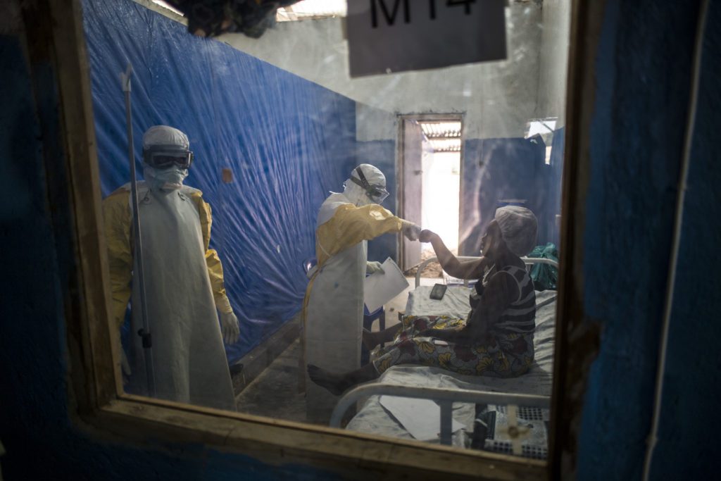 Le personnel soignant d’ALIMA au chevet d’une patiente hospitalisée dans le Centre de Traitement Ebola de Mambasa en décembre 2019. © ALIMA / Olivier Papegnies