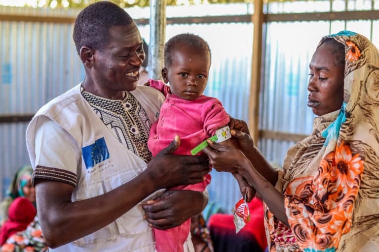 ALIMA, ACF, IRC et l’UNICEF ont invité les représentant.e.s de neuf ministères d’Afrique de l’Ouest et du Centre lors d’une conférence à Dakar, afin de communiquer et d’échanger sur les « approches simplifiées », ces innovations qui visent à améliorer la prise en charge des enfants souffrant de malnutrition aiguë. Retrouvez le rapport de la conférence.