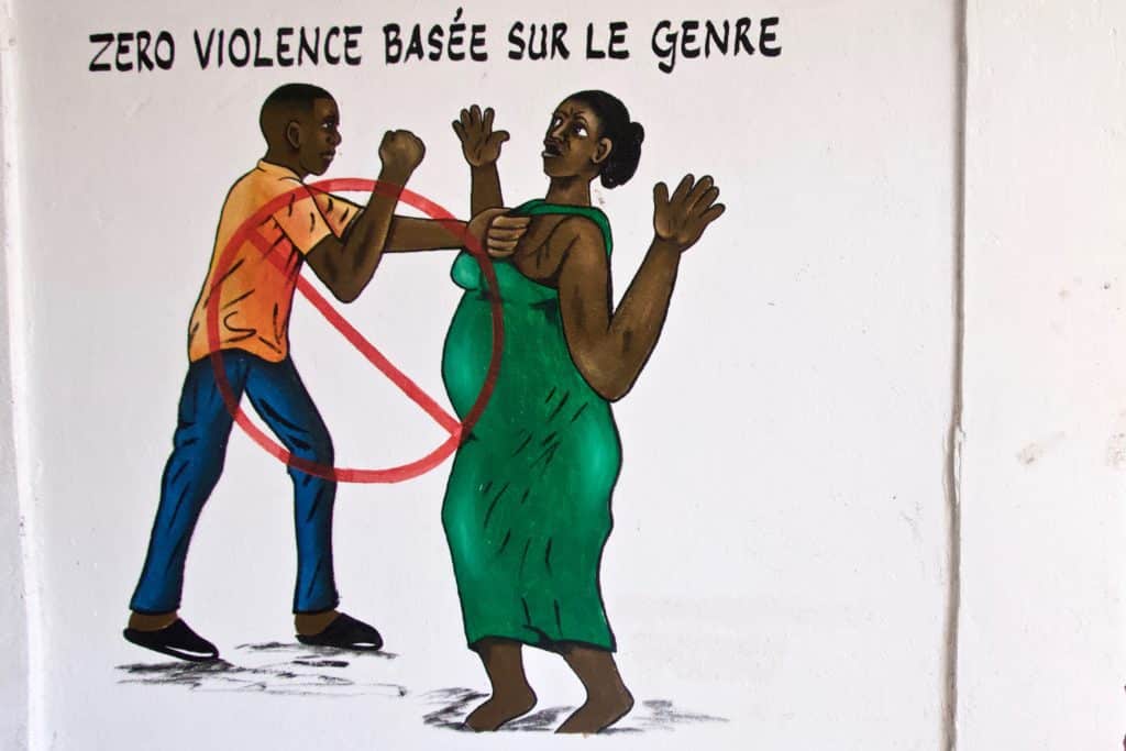 La République centrafricaine est l’un des pays les plus pauvres au monde. Le contexte sécuritaire est tendu et la situation humanitaire continue de se détériorer : « les citoyens ont un accès insuffisant aux services de base, (...) la violence basée sur le genre (VBG) est généralisée »*, selon la Banque Mondiale. En 2022, 3,4 millions de personnes étaient privées d’assistance et de protection dont 2 millions avec des besoins humanitaires particulièrement sévères. Les taux de mortalité maternelle et infantile sont les cinquièmes plus élevés au monde, avec 829 décès maternels pour 100 000 naissances vivantes et 103 décès infantiles pour 1000 enfants avant l’âge de cinq ans.**