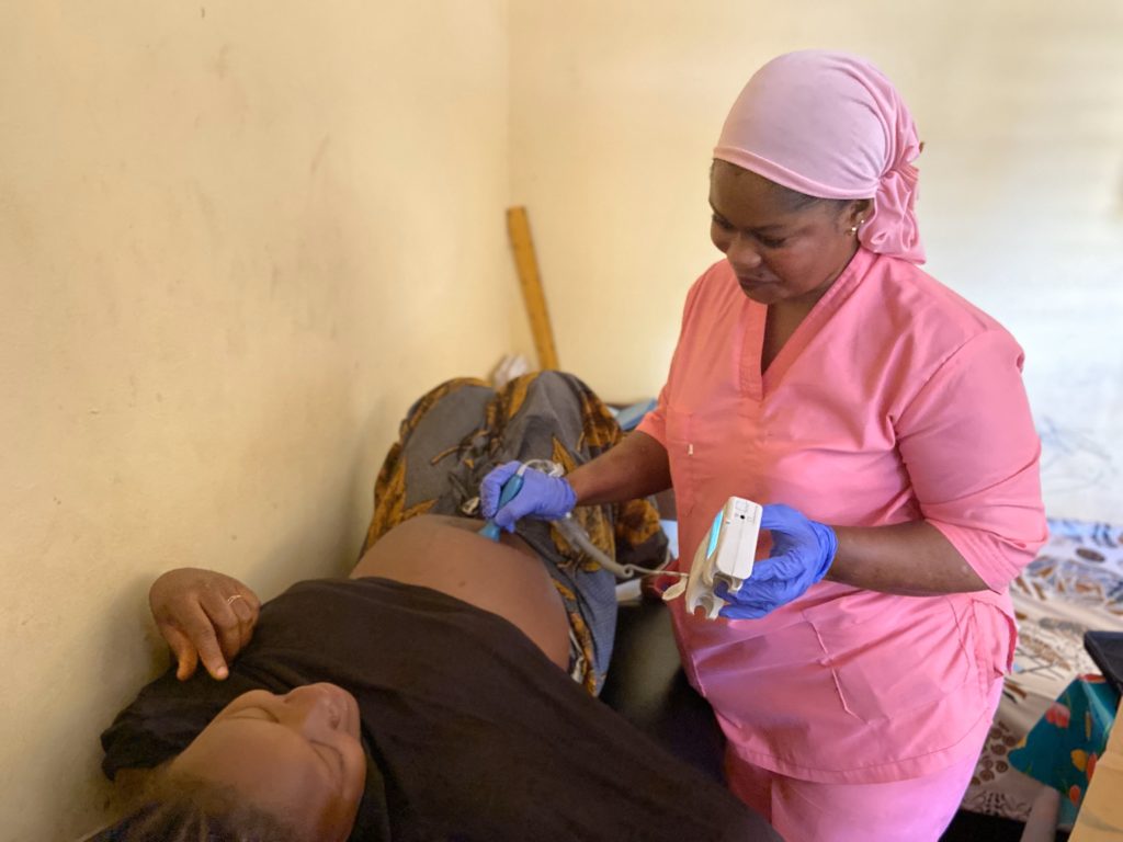 At the Sinta health center, Fatoumata performs Oussaïna's last prenatal consultation before giving birth. Guinea, June 2023. © ALIMA
