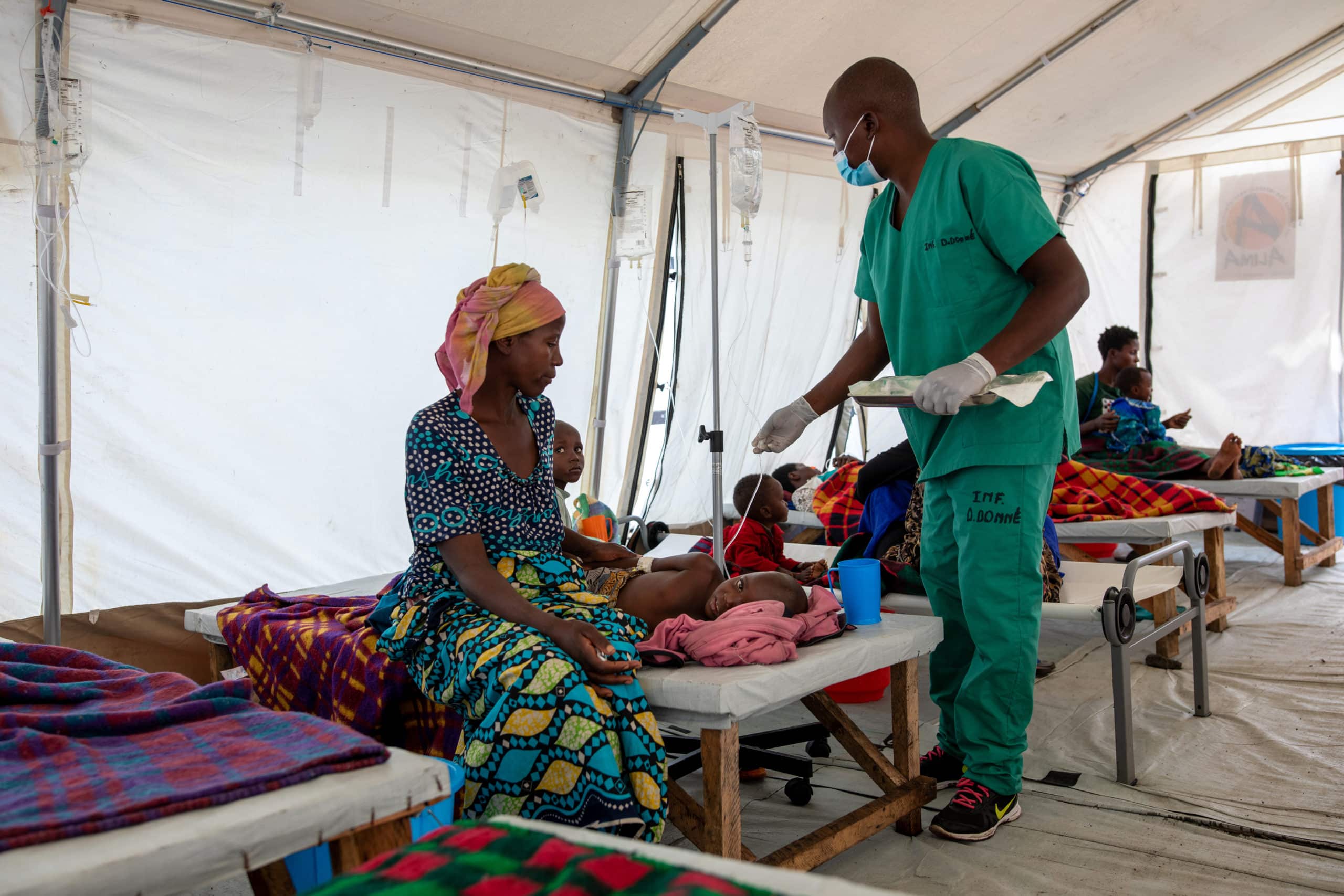 Un infirmier soigne Love, 7 ans, dans un centre de traitement du choléra installé par l’ONG ALIMA (The Alliance for International Medical Action) à Rusayo, en République démocratique du Congo (RDC).