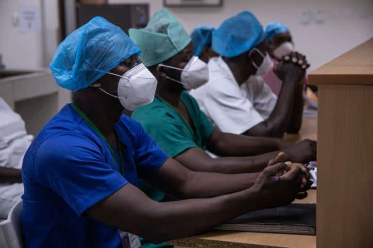 Au Burkina Faso, la volatilité de la situation sécuritaire met le système sanitaire sous haute tension. Dans le Centre Nord par exemple, trois quarts des structures sanitaires sont fermées à cause de l’insécurité. Les équipes d’ALIMA et de ses partenaires burkinabè KEOOGO et SOS Médecins Burkina Faso, ont formé les acteurs de la santé locaux à mieux se préparer à l’afflux de patients dans les quelques centres de santé encore fonctionnels, souvent dépassés lors de chocs inattendus, et même récurrents.