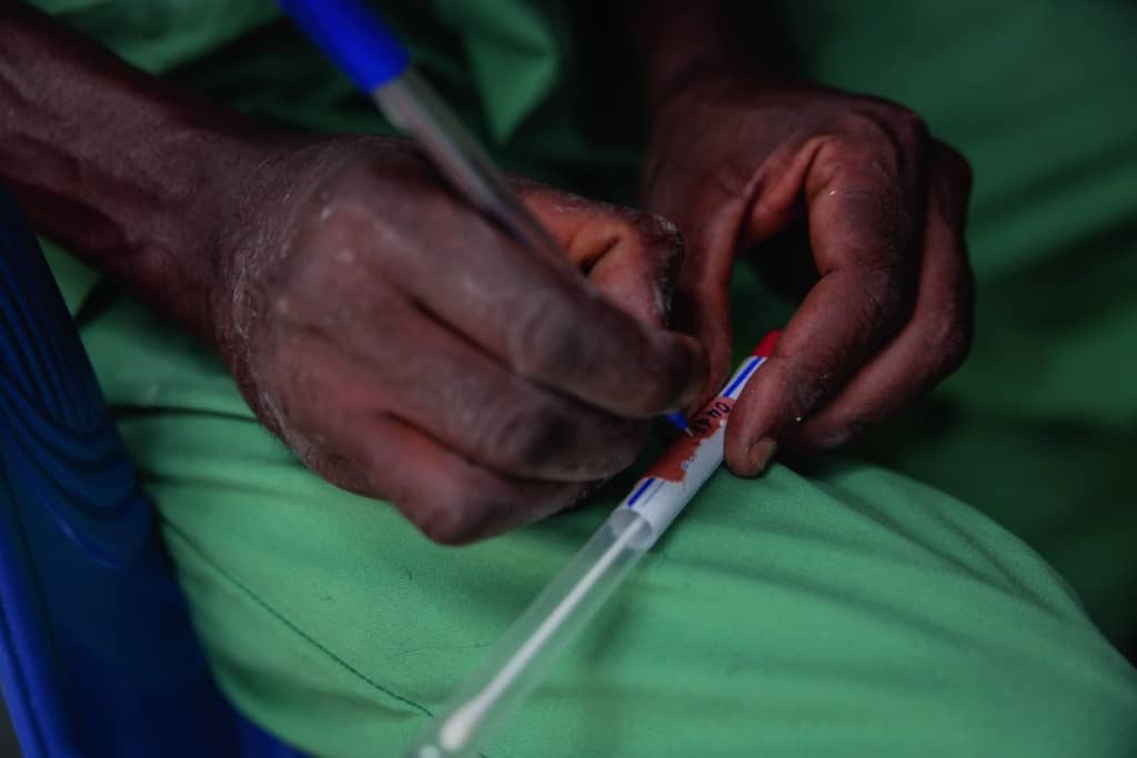 Mpox : les 10 questions clés pour comprendre l'épidémie 2 Mpox analyse prise de sang RDC