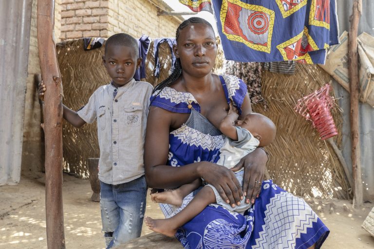 1 - mere-mesure-bras-enfant-tchad