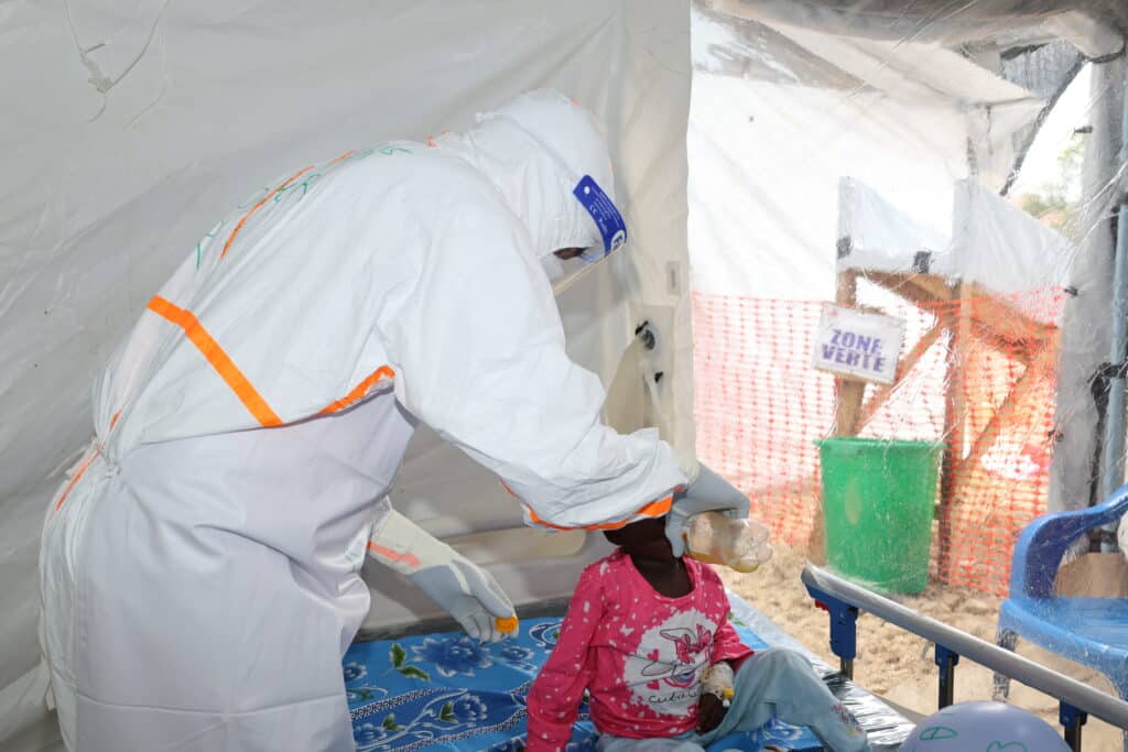 Boukar Mamane, responsable infirmière ALIMA, prodiguant des soins à un enfant au Centre de Traitement Ebola de Bunia.