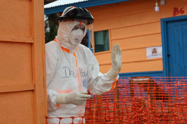 Le Dr Hans vêtu d'une combinaison de protection Ebola intégrale à la sortie du Centre de Traitement de Nizi.