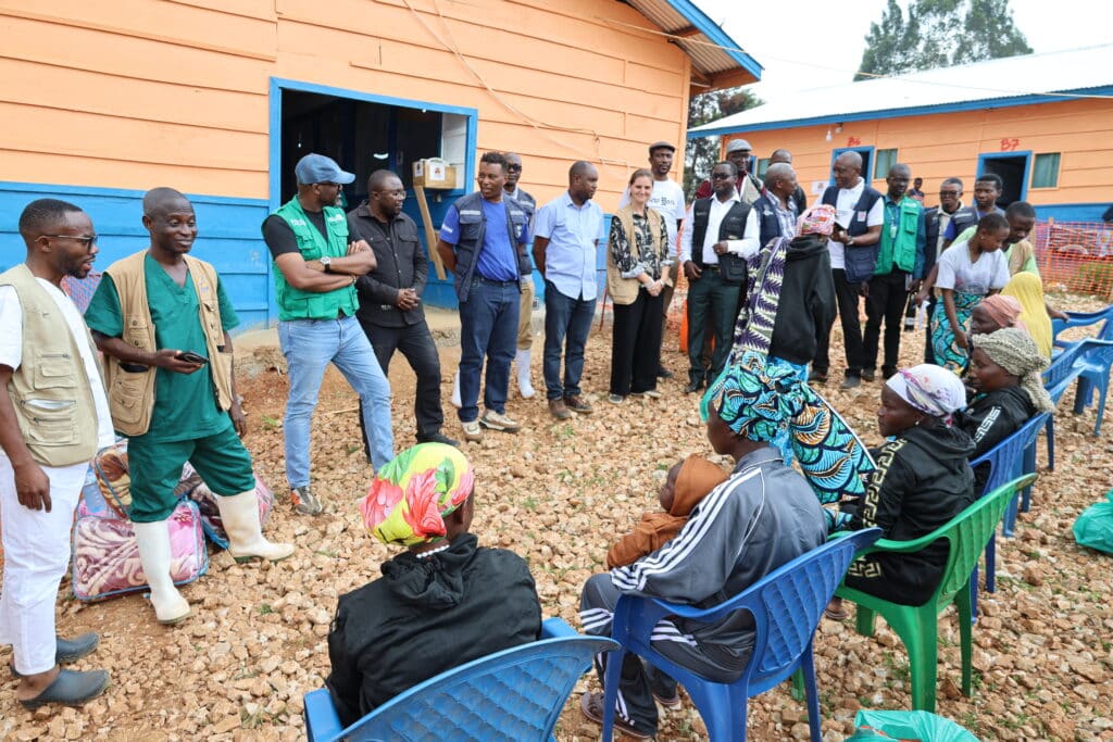 Neuf patients guéris d'Ebola célébrant leur guérison devant les partenaires et la délégation de la riposte au CTE de Nizi.
