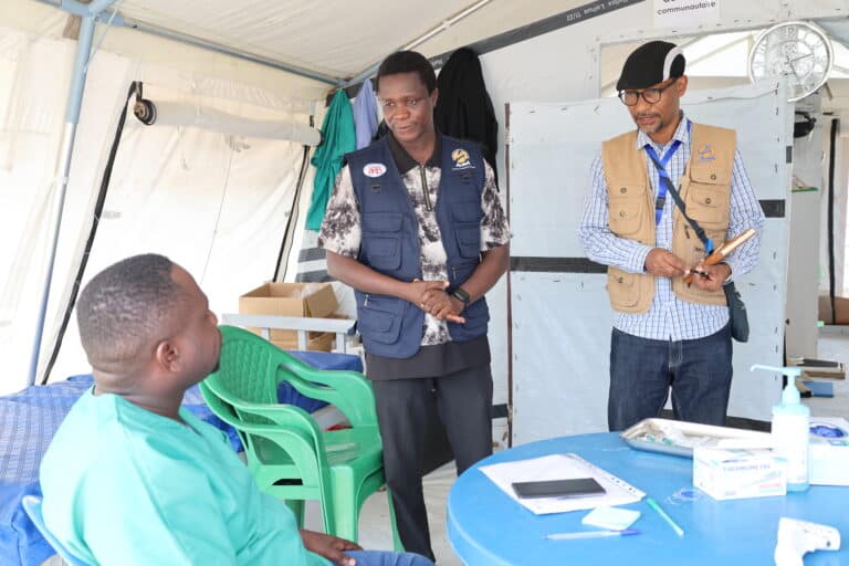 Membres des équipes d'ALIMA et de l'INRB en train d'échanger avec le personnel médical et des conseillers communautaires sur le terrain.