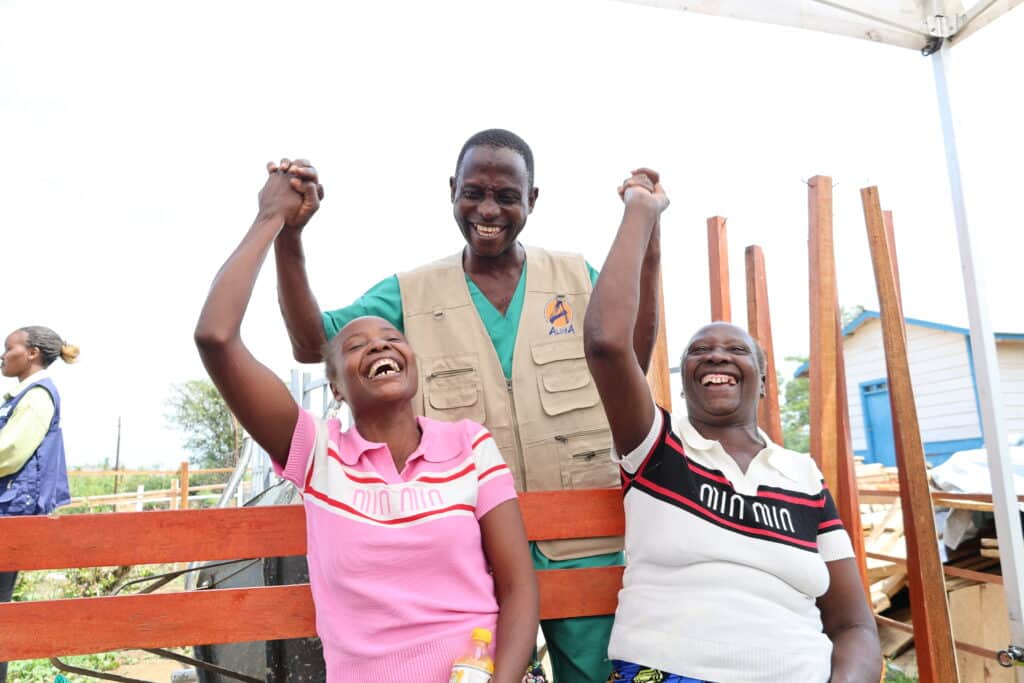 Bela Yanga et sa fille Miriam Andra Pia avec le Dr Camara Modet d'ALIMA fêtant leur guérison au CTE de Rwampara.