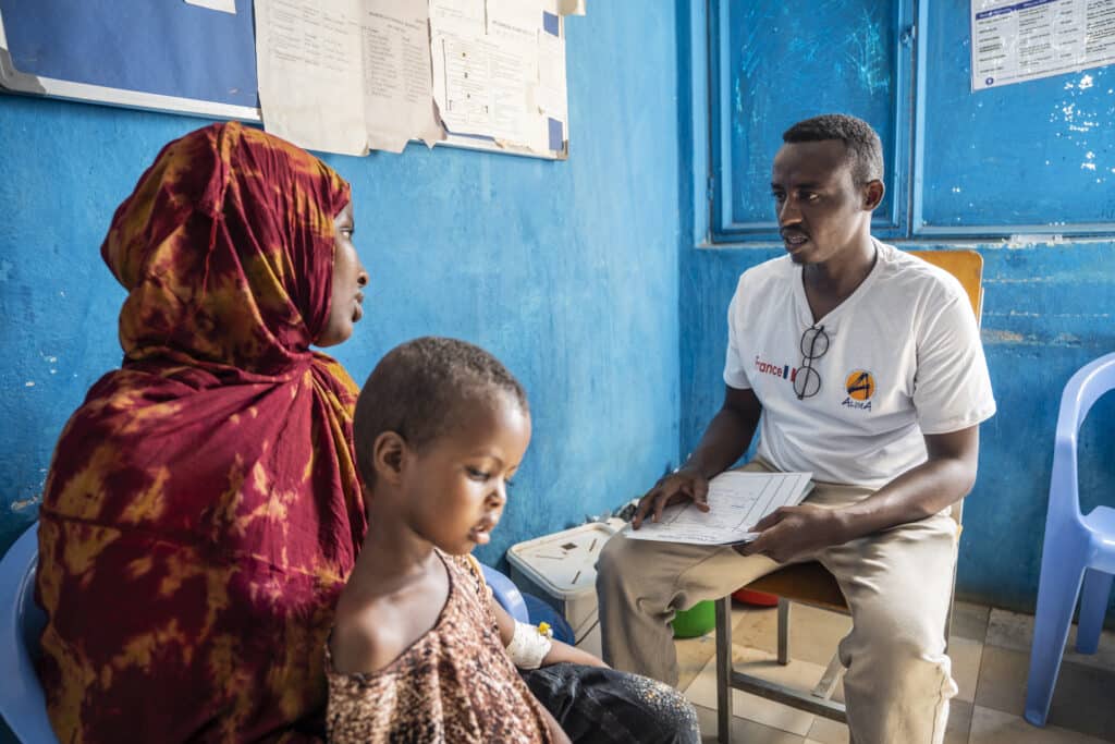 Healthcare provider Anas conducting a mental health consultation with patient Ubah and her daughter at the ALIMA-supported Hargelle Hospital.