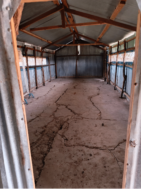 One of the main rooms in the Thokliel primary health unit before rehabilitation. There is no longer any medical equipment, and the floor is badly damaged. © ALIMA