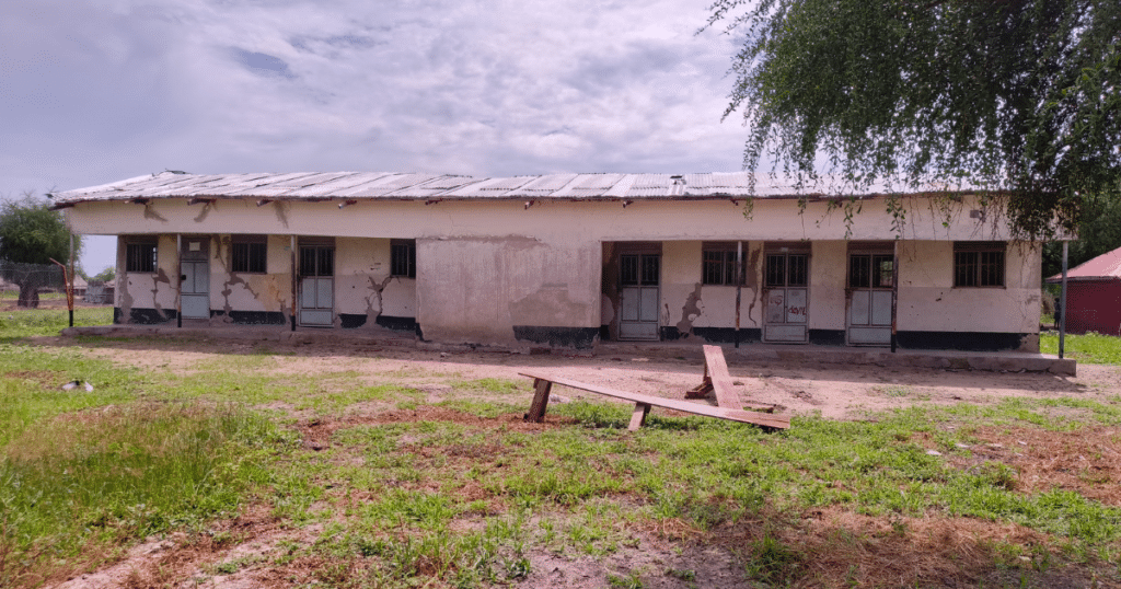 L'unité de soins de santé primaires de Thokliel est l'une des 15 structures du comté d'Akobo. Elle a été entièrement détruite début 2026. ALIMA la réhabilite pour rétablir l'accès aux soins pour la population environnante. © ALIMA