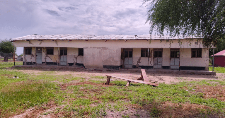 L'unité de soins de santé primaires de Thokliel est l'une des 15 structures du comté d'Akobo. Elle a été entièrement détruite début 2026. ALIMA la réhabilite pour rétablir l'accès aux soins pour la population environnante. © ALIMA