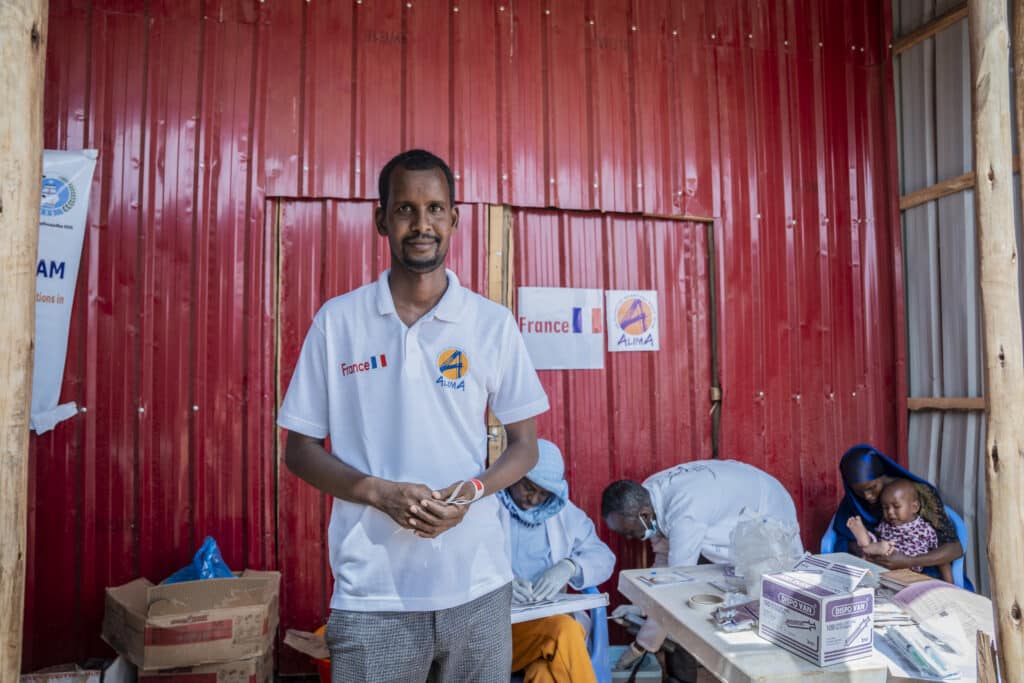 Abdiaziz devant l'espace de vaccination d'une clinique mobile humanitaire ALIMA dans la zone d'Afder.