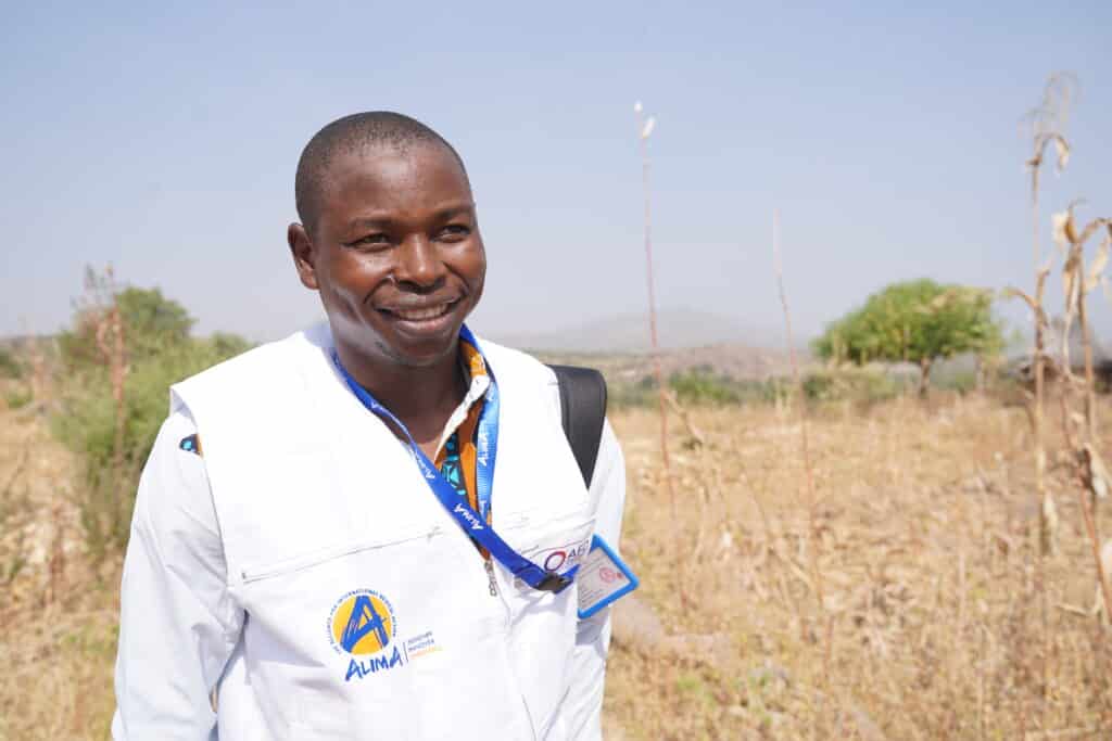 Abraham Ngacebaï, superviseur de la promotion de la santé, en visite à domicile chez Catherine et sa fille Cécile à Mokolo.