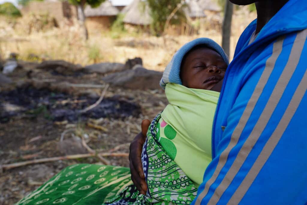 Catherine pratiquant la méthode Kangourou avec son bébé à son domicile à Mokolo, Cameroun.