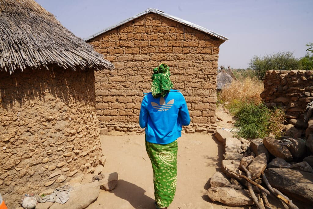 Catherine rentrant chez elle avec son bébé Cécile à Mokolo, Cameroun.