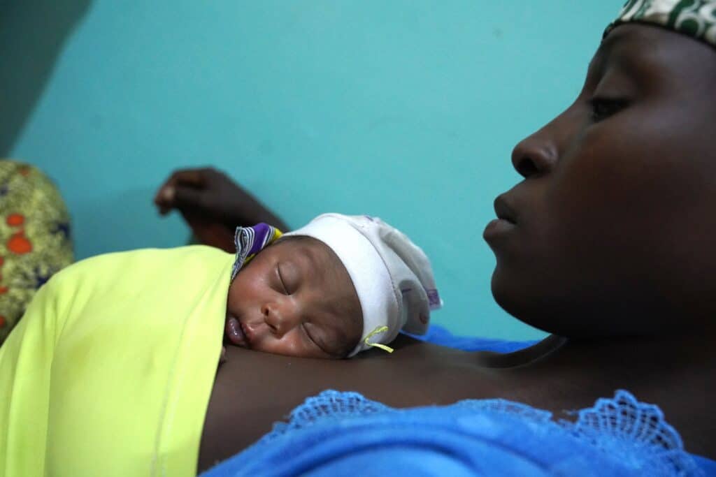 Mères pratiquant la méthode Kangourou dans le service de néonatologie de l’hôpital de Mokolo au Cameroun.