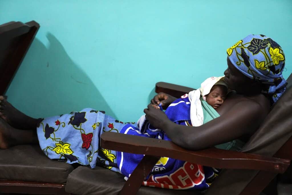 Mères pratiquant la méthode Kangourou dans le service de néonatologie de l’hôpital de Mokolo au Cameroun.