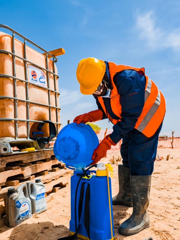 Un relais communautaire en train de faire la preparation de solutions ALIMA Alerte Sante